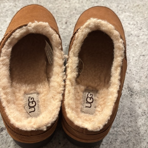 UGG Women’s suede clogs- Lynwood Size6.5 - Picture 3 of 6
